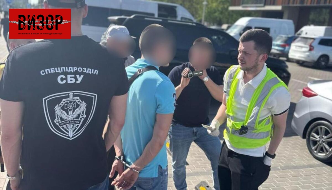 Київського інспектора затримали на хабарі 15 тисяч доларів за «непомічене» порушення оренди землі